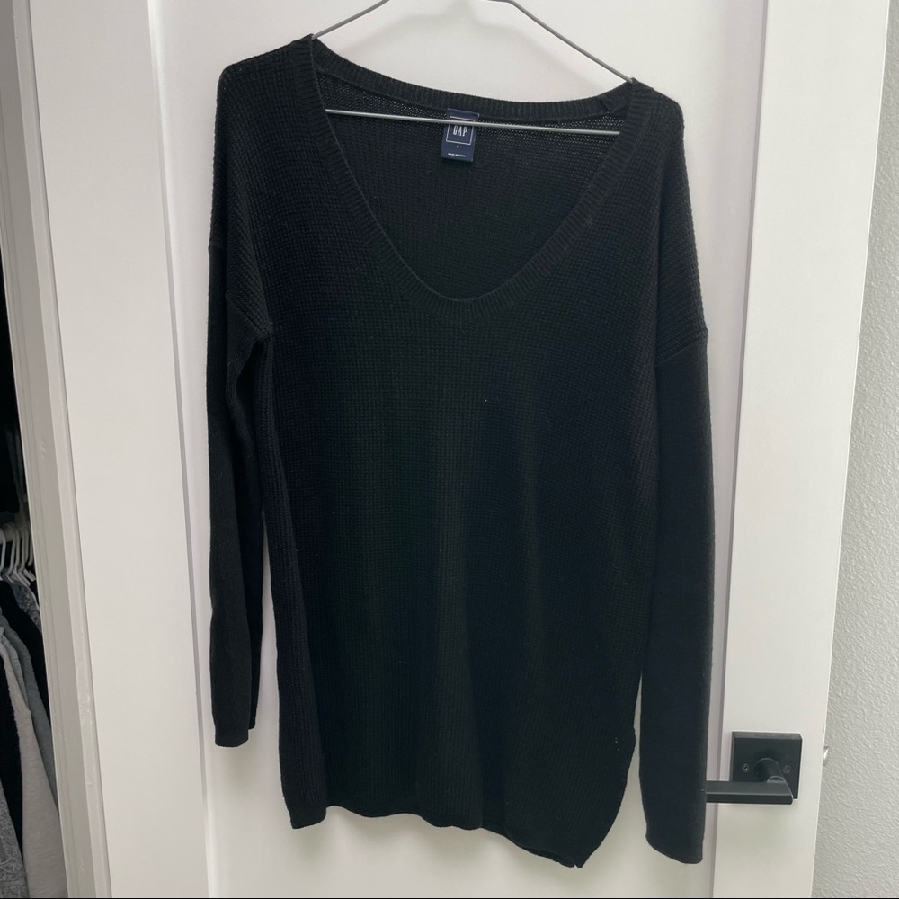 Gap v-neck black long sleeve sweater